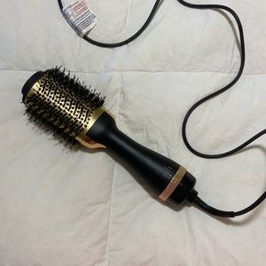 Blow dryer brush